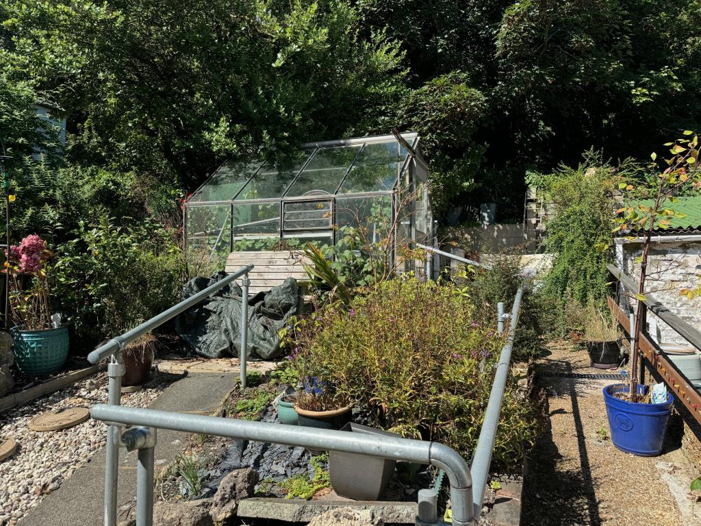 Lot: 61 - FOUR-BEDROOM TERRACE HOUSE - Rear garden